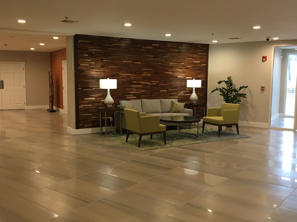 Holiday Inn & Suites Daytona Beach on the Ocean by IHG — Hotel building in Daytona Beach, Florida