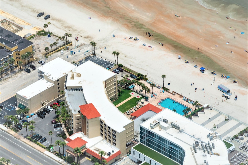 Holiday Inn & Suites Daytona Beach on the Ocean by IHG — Hotel building in Daytona Beach, Florida