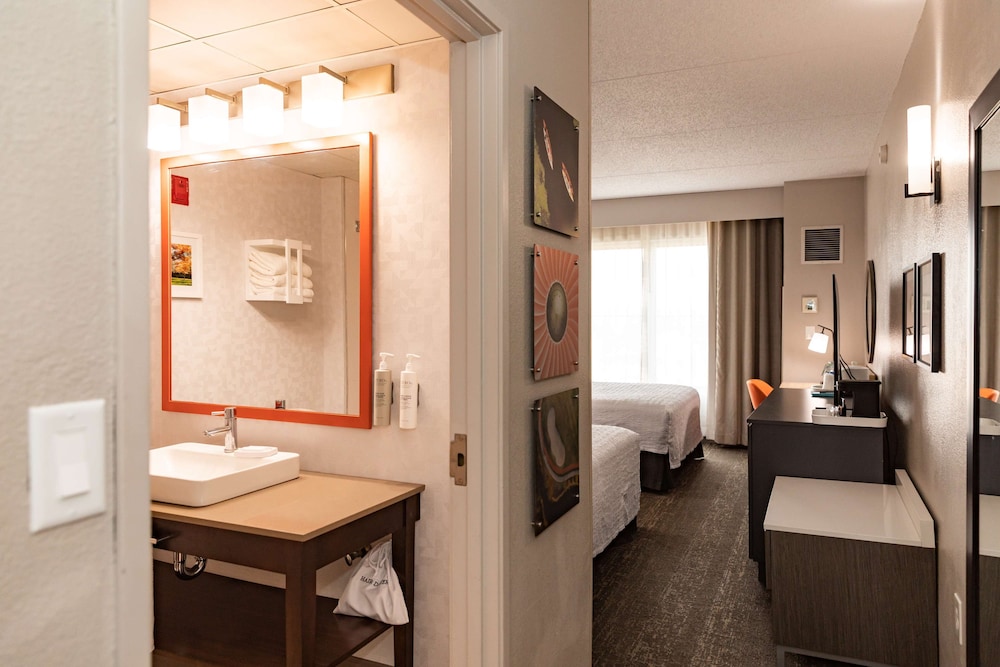 Hampton Inn & Suites Newark Airport Elizabeth — Hotel rooms in Elizabeth, New Jersey