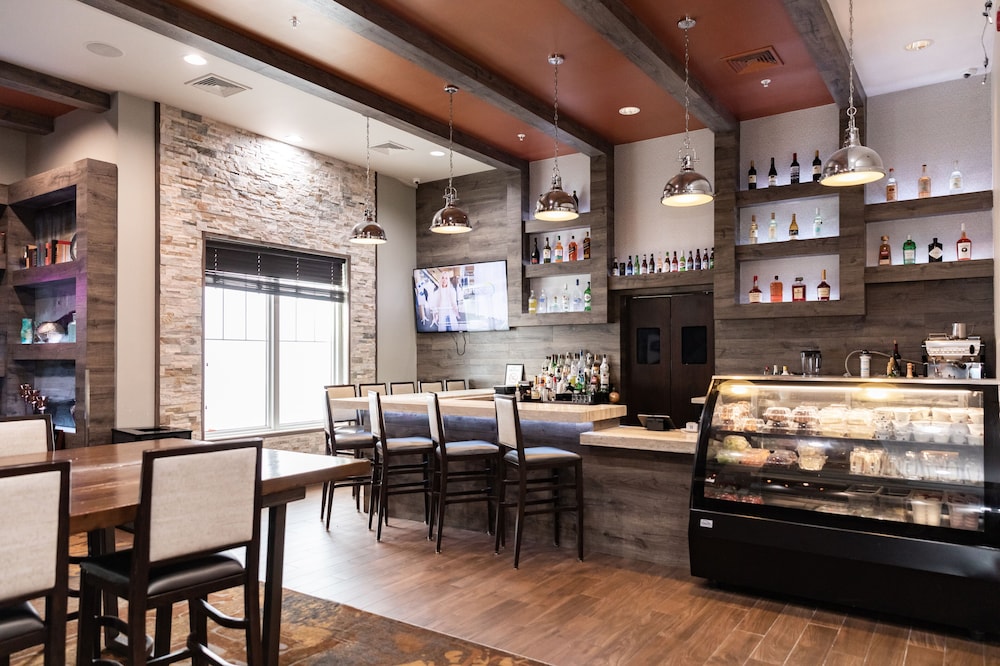 Hampton Inn & Suites Newark Airport Elizabeth — Restaurant & bars in Elizabeth, New Jersey