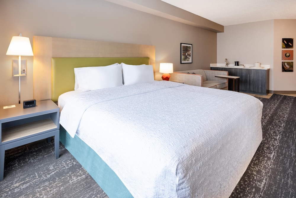 Hampton Inn & Suites Newark Airport Elizabeth — Hotel rooms in Elizabeth, New Jersey