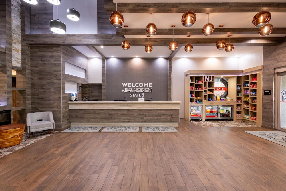 Hampton Inn & Suites Newark Airport Elizabeth — Hotel building in Elizabeth, New Jersey