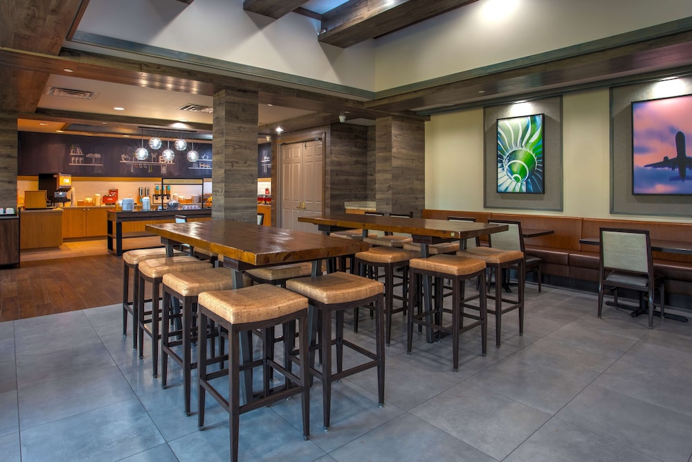 Hampton Inn & Suites Newark Airport Elizabeth — Restaurant & bars in Elizabeth, New Jersey