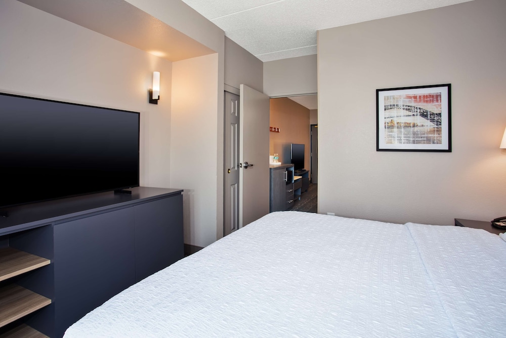 Hampton Inn & Suites Newark Airport Elizabeth — Hotel rooms in Elizabeth, New Jersey