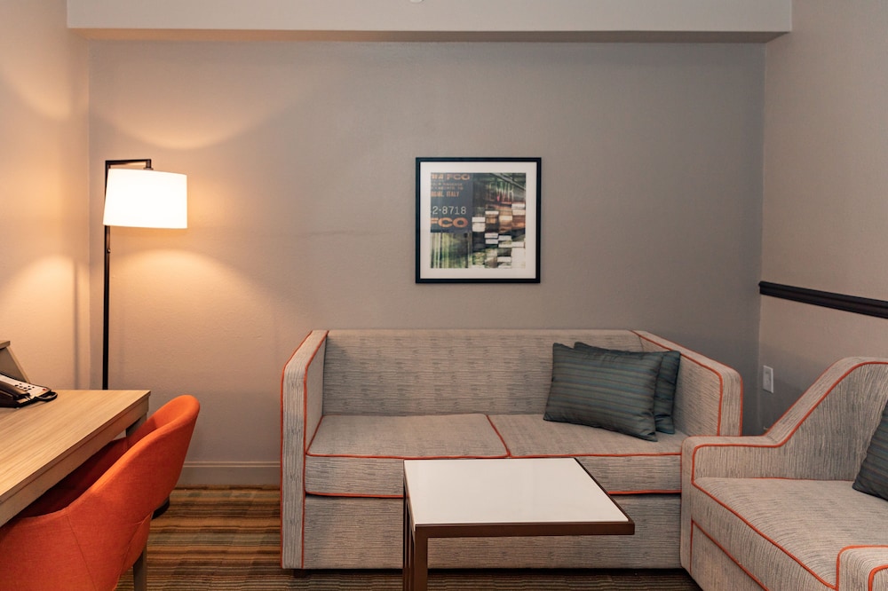 Hampton Inn & Suites Newark Airport Elizabeth — Hotel rooms in Elizabeth, New Jersey