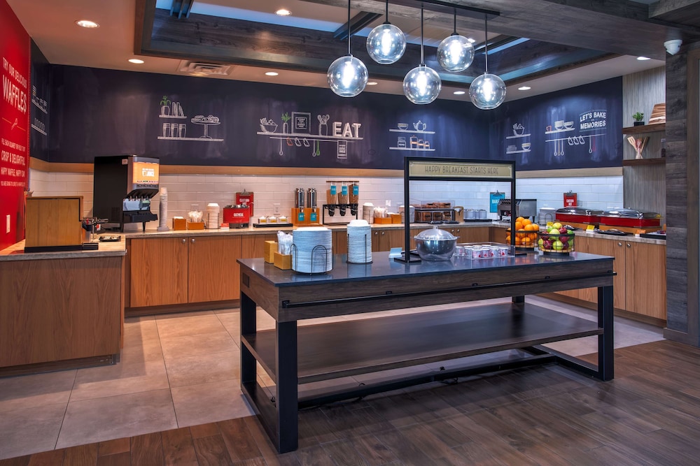 Hampton Inn & Suites Newark Airport Elizabeth — Restaurant & bars in Elizabeth, New Jersey