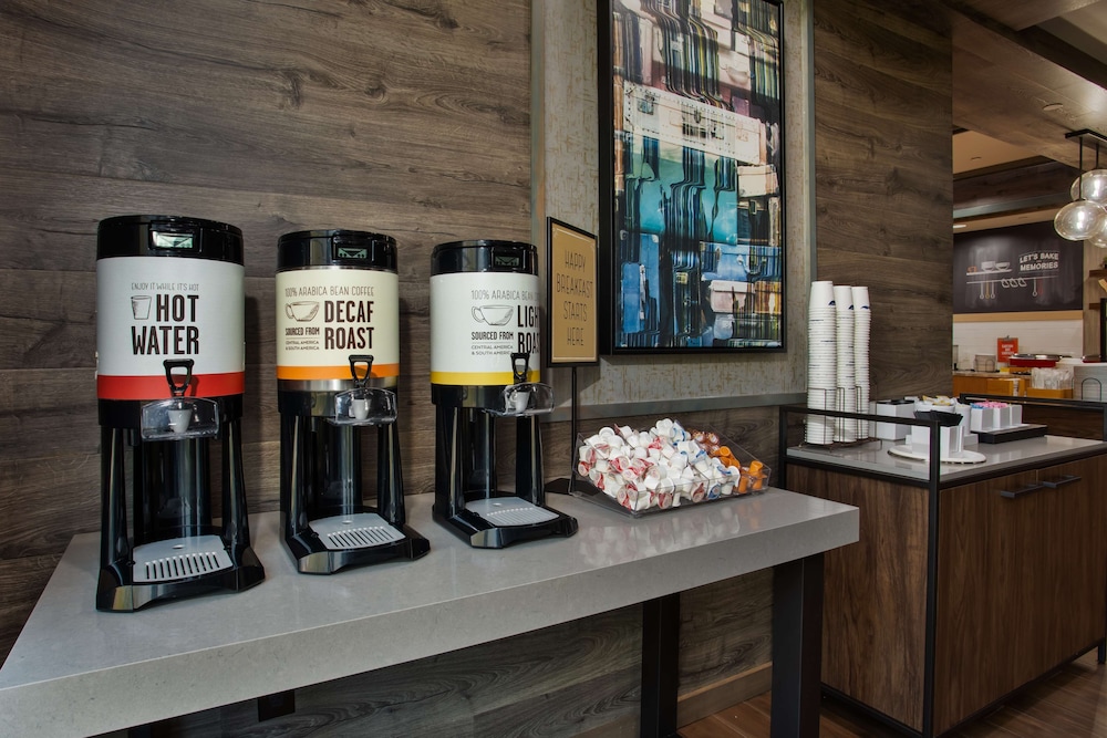Hampton Inn & Suites Newark Airport Elizabeth — Restaurant & bars in Elizabeth, New Jersey