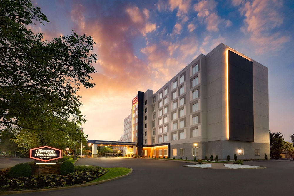 Hampton Inn & Suites Newark Airport Elizabeth — Hotel building in Elizabeth, New Jersey