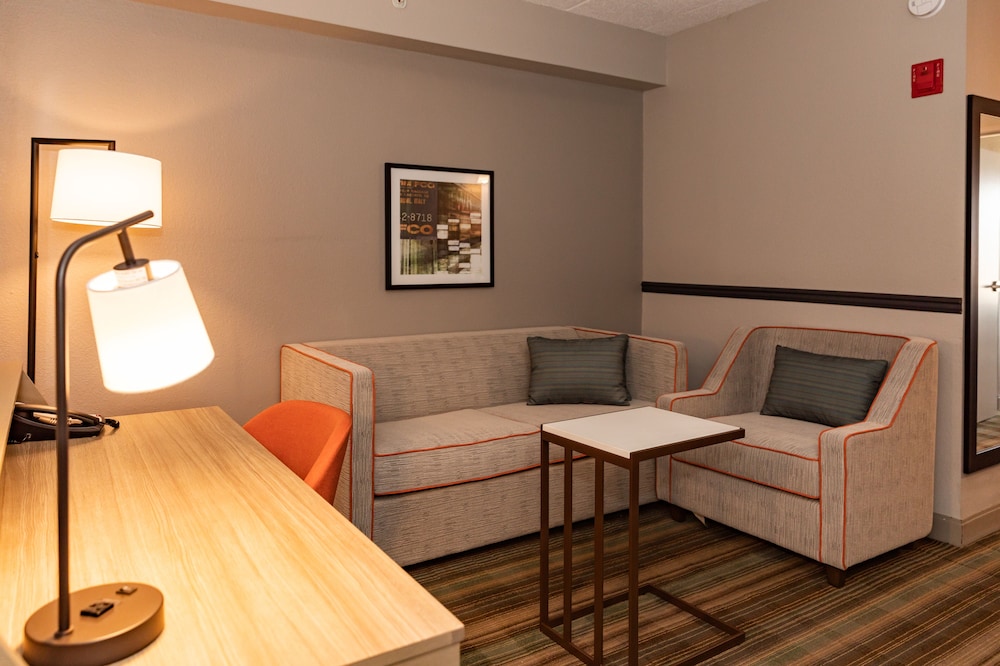 Hampton Inn & Suites Newark Airport Elizabeth — Hotel rooms in Elizabeth, New Jersey