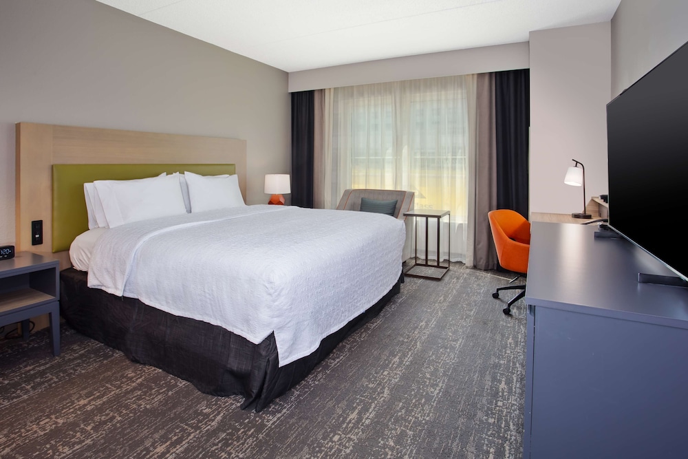 Hampton Inn & Suites Newark Airport Elizabeth — Hotel rooms in Elizabeth, New Jersey