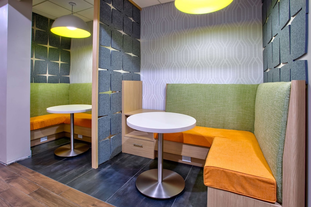 Hampton Inn & Suites Newark Airport Elizabeth — Restaurant & bars in Elizabeth, New Jersey