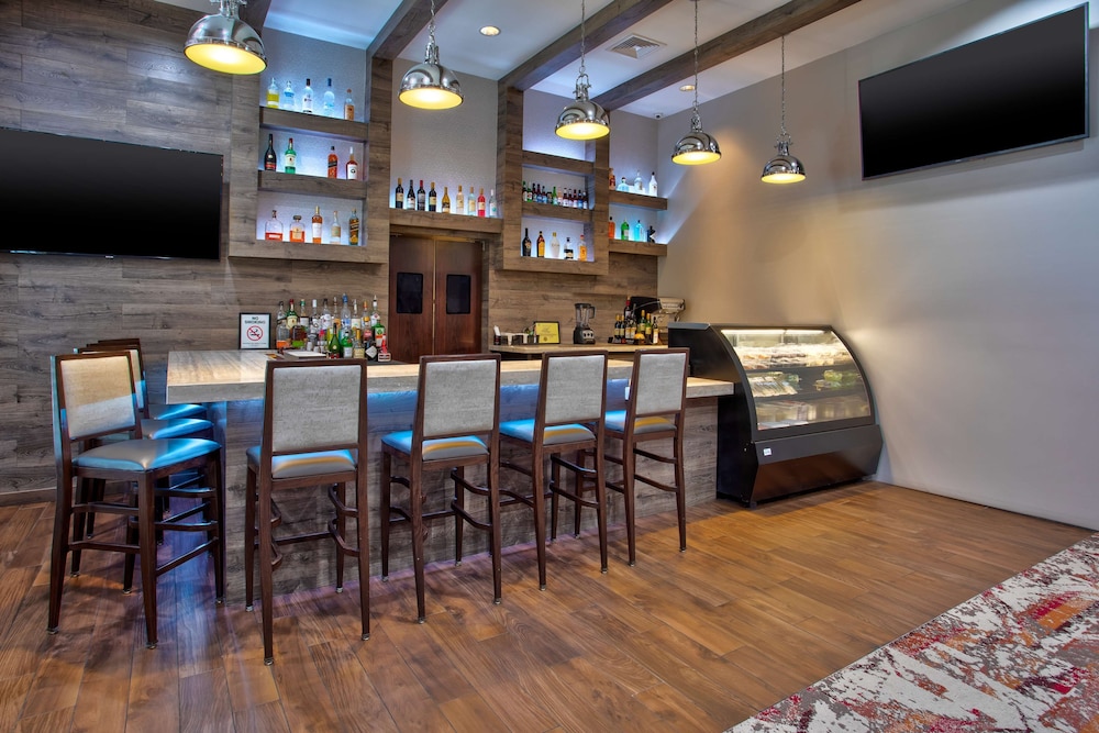 Hampton Inn & Suites Newark Airport Elizabeth — Restaurant & bars in Elizabeth, New Jersey