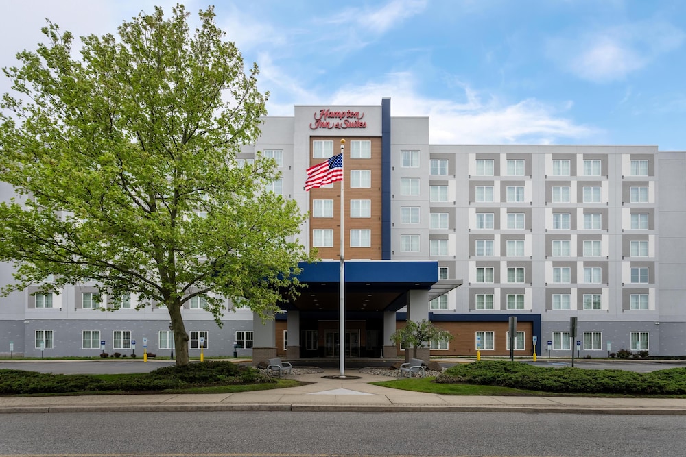 Hampton Inn & Suites Newark Airport Elizabeth — Hotel building in Elizabeth, New Jersey