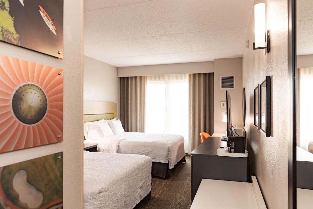 Hampton Inn & Suites Newark Airport Elizabeth — Hotel rooms in Elizabeth, New Jersey