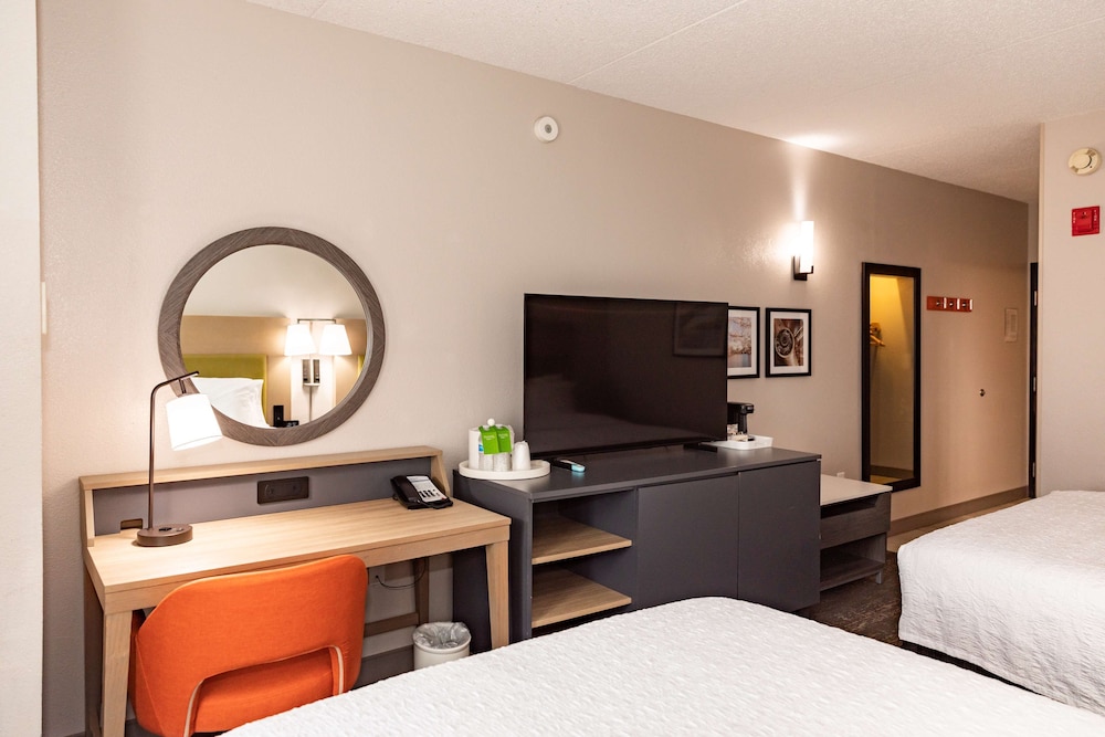 Hampton Inn & Suites Newark Airport Elizabeth — Hotel rooms in Elizabeth, New Jersey