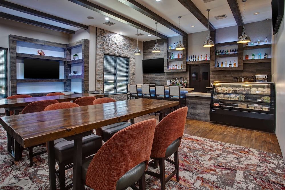 Hampton Inn & Suites Newark Airport Elizabeth — Restaurant & bars in Elizabeth, New Jersey
