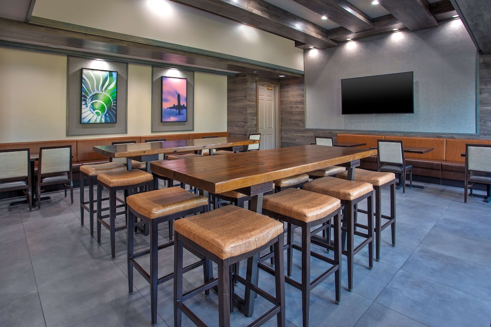 Hampton Inn & Suites Newark Airport Elizabeth — Restaurant & bars in Elizabeth, New Jersey