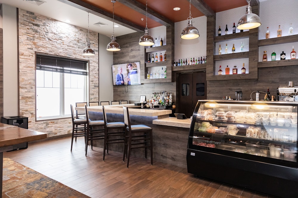 Hampton Inn & Suites Newark Airport Elizabeth — Restaurant & bars in Elizabeth, New Jersey