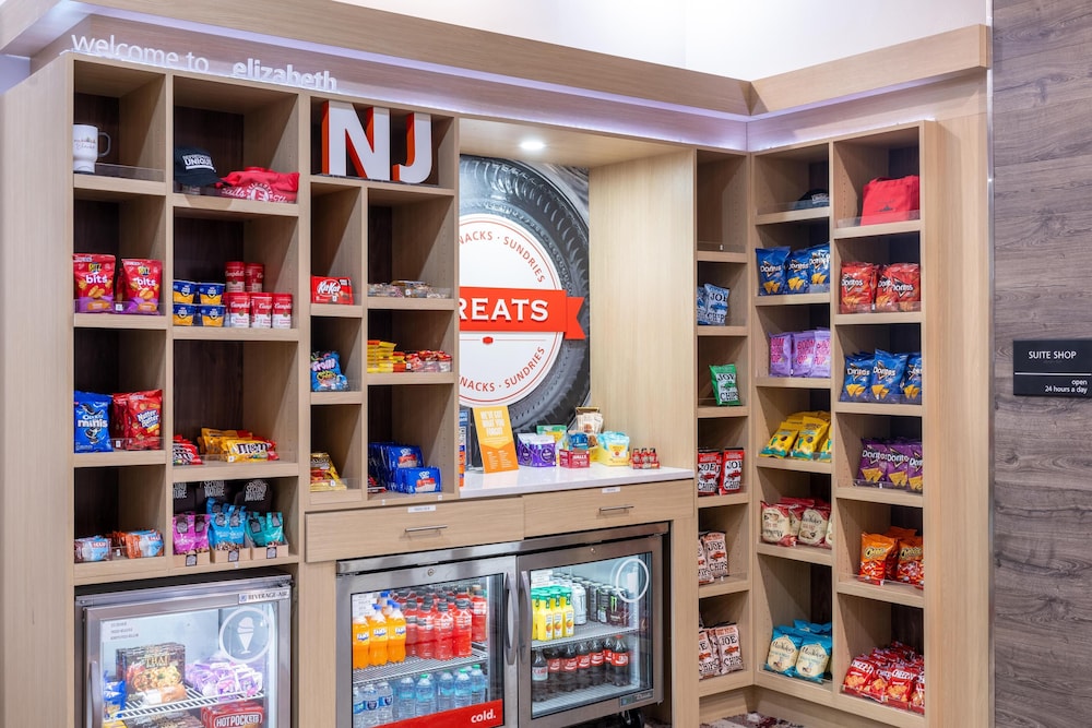 Hampton Inn & Suites Newark Airport Elizabeth — Restaurant & bars in Elizabeth, New Jersey