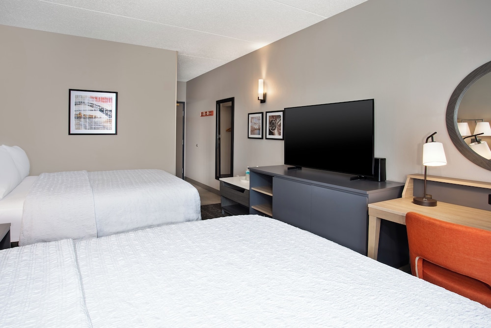 Hampton Inn & Suites Newark Airport Elizabeth — Hotel rooms in Elizabeth, New Jersey