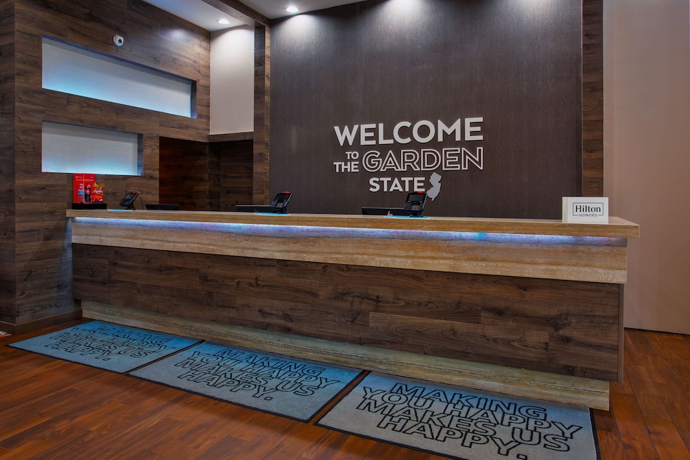 Hampton Inn & Suites Newark Airport Elizabeth — Hotel building in Elizabeth, New Jersey