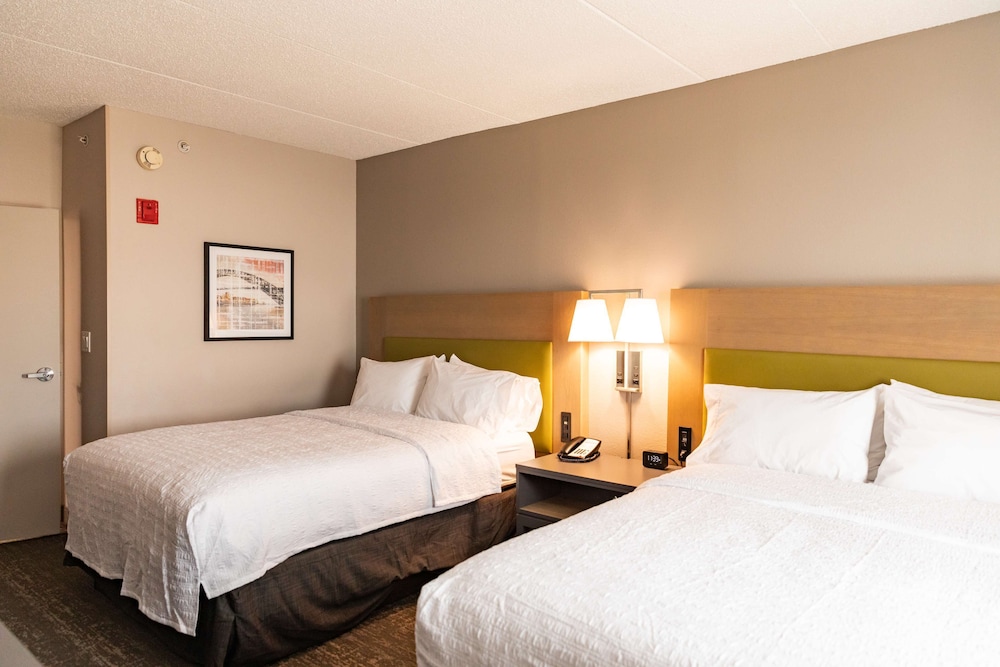 Hampton Inn & Suites Newark Airport Elizabeth — Hotel rooms in Elizabeth, New Jersey