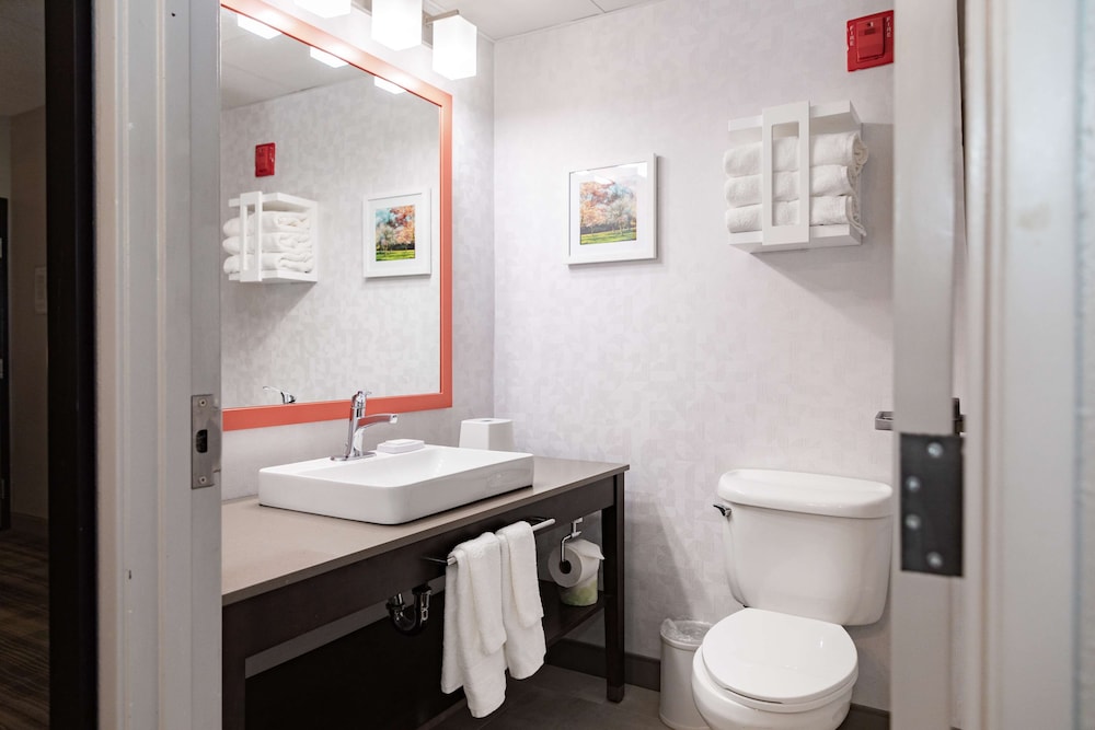 Hampton Inn & Suites Newark Airport Elizabeth — Hotel rooms in Elizabeth, New Jersey