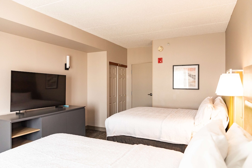 Hampton Inn & Suites Newark Airport Elizabeth — Hotel rooms in Elizabeth, New Jersey