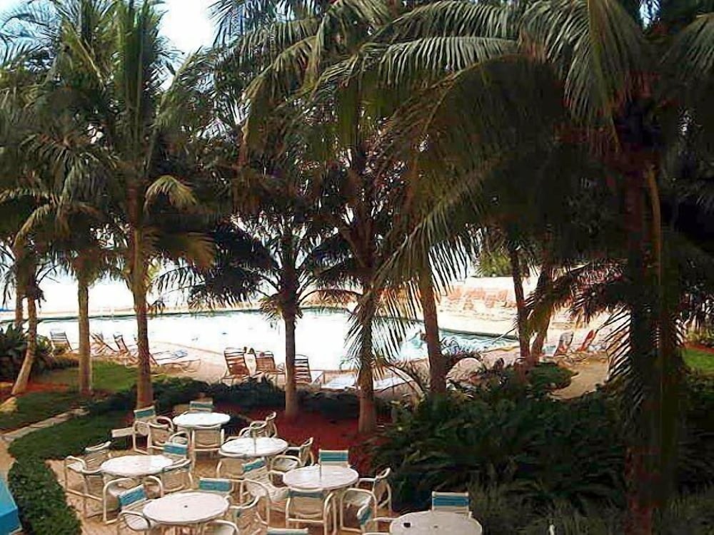 Ocean Manor Beach Hotel — Beach in Fort Lauderdale, Florida
