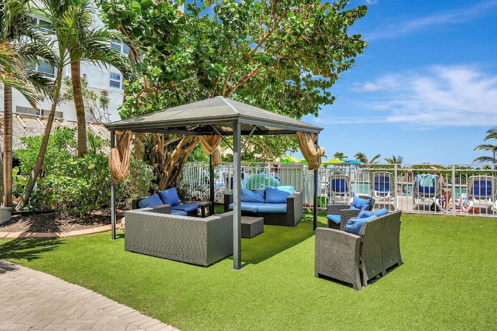 Ocean Manor Beach Hotel — Swimming pool in Fort Lauderdale, Florida