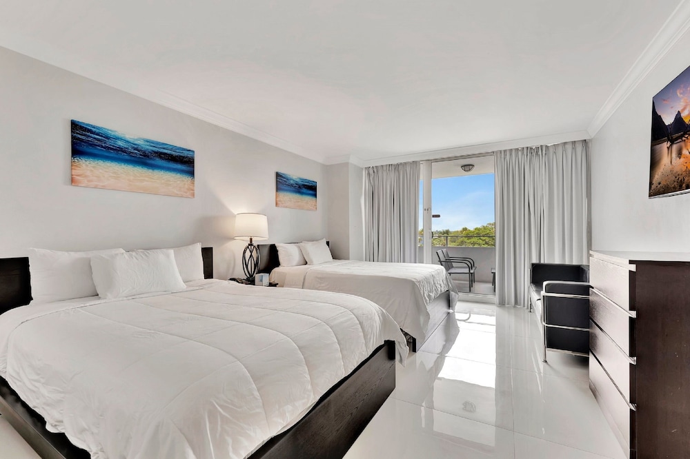 Ocean Manor Beach Hotel — Hotel rooms in Fort Lauderdale, Florida