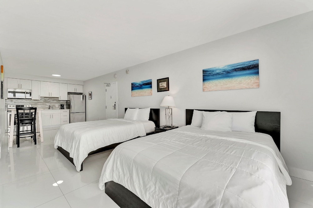 Ocean Manor Beach Hotel — Hotel rooms in Fort Lauderdale, Florida