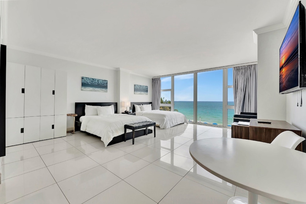 Ocean Manor Beach Hotel — Hotel rooms in Fort Lauderdale, Florida