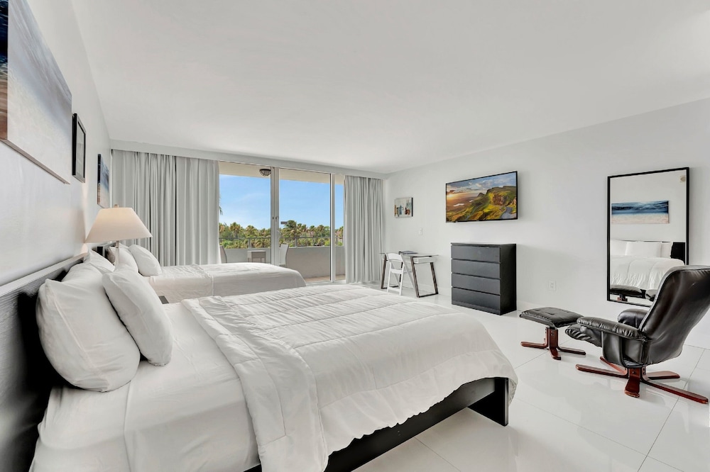 Ocean Manor Beach Hotel — Hotel rooms in Fort Lauderdale, Florida