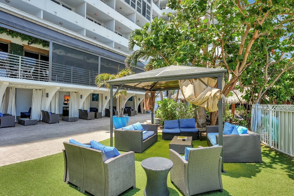 Ocean Manor Beach Hotel — Hotel building in Fort Lauderdale, Florida