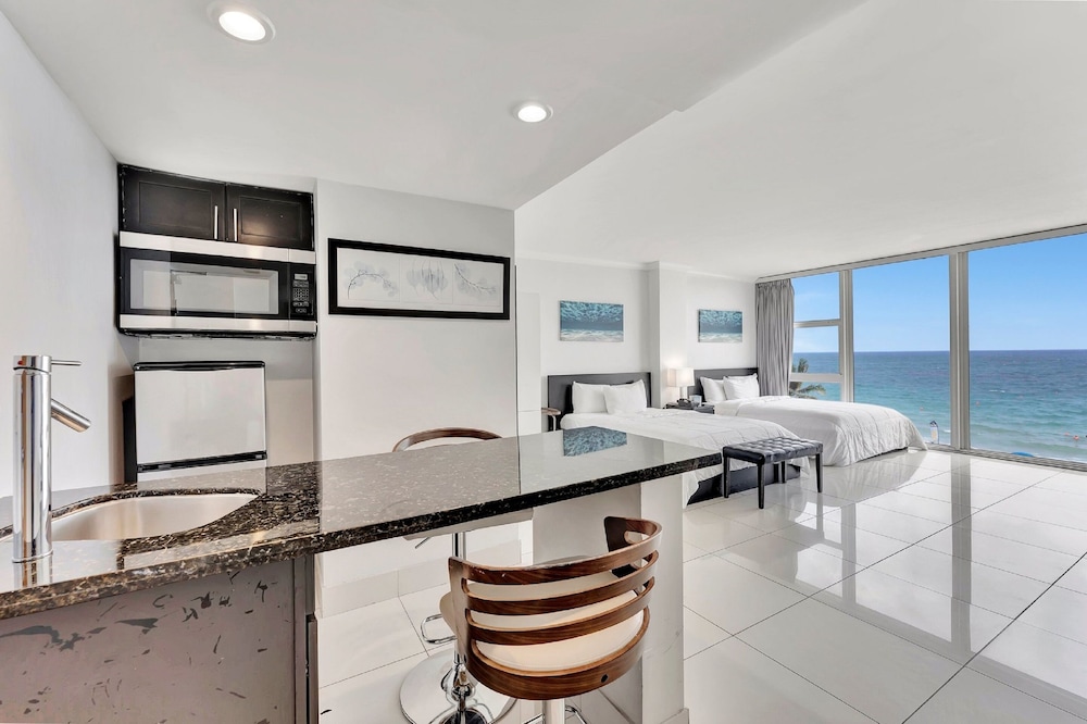 Ocean Manor Beach Hotel — Hotel rooms in Fort Lauderdale, Florida