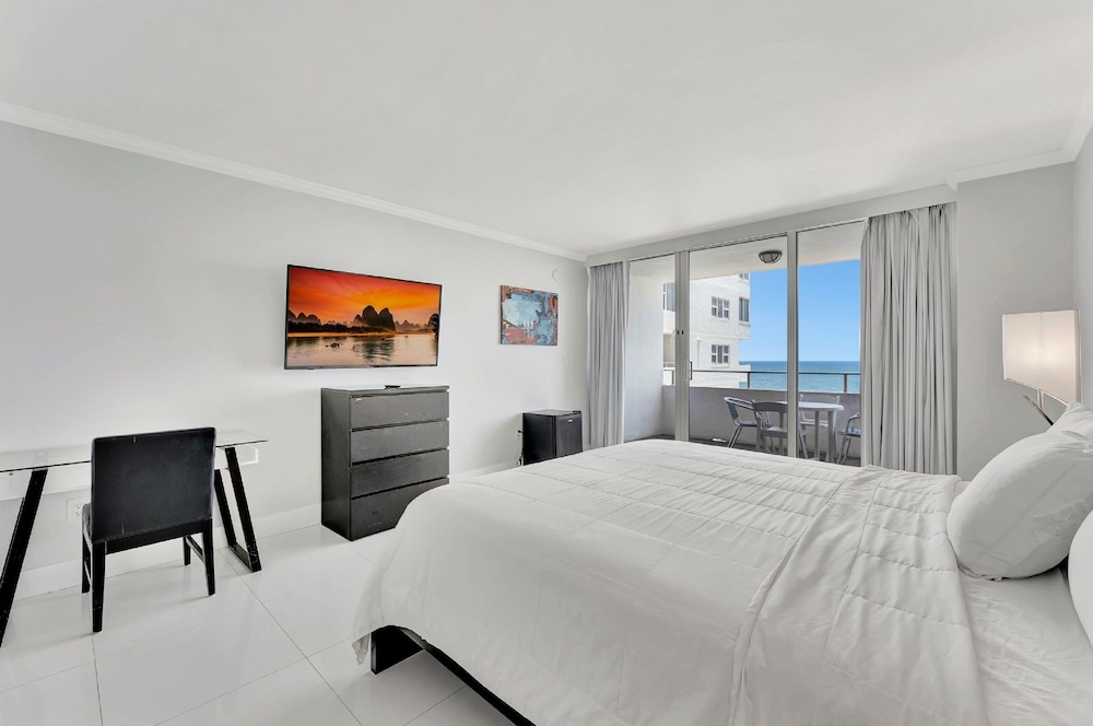 Ocean Manor Beach Hotel — Hotel rooms in Fort Lauderdale, Florida