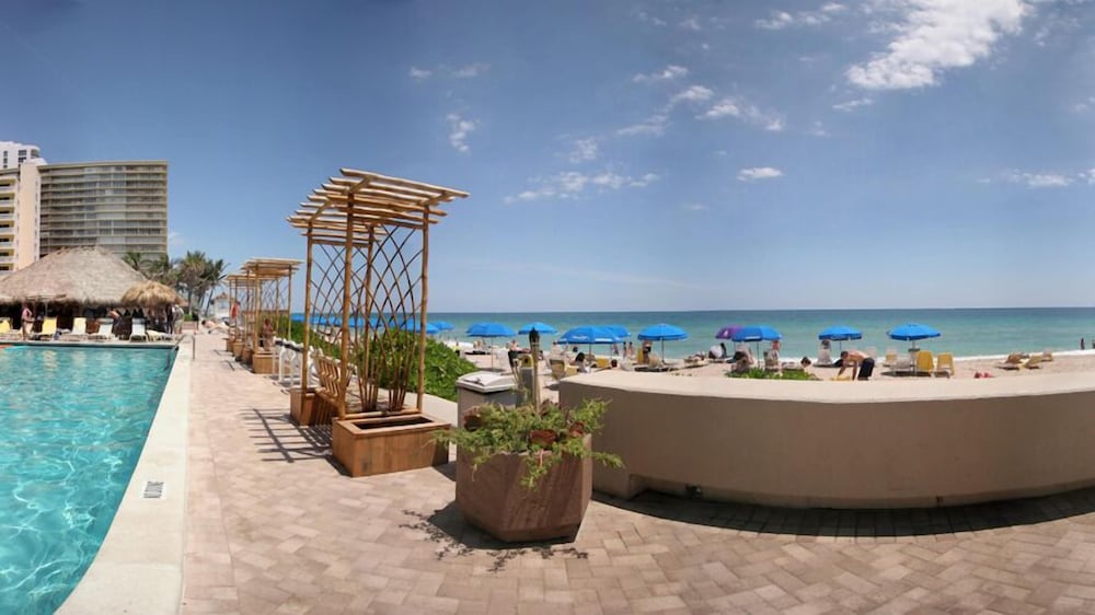 Ocean Manor Beach Hotel — Beach in Fort Lauderdale, Florida