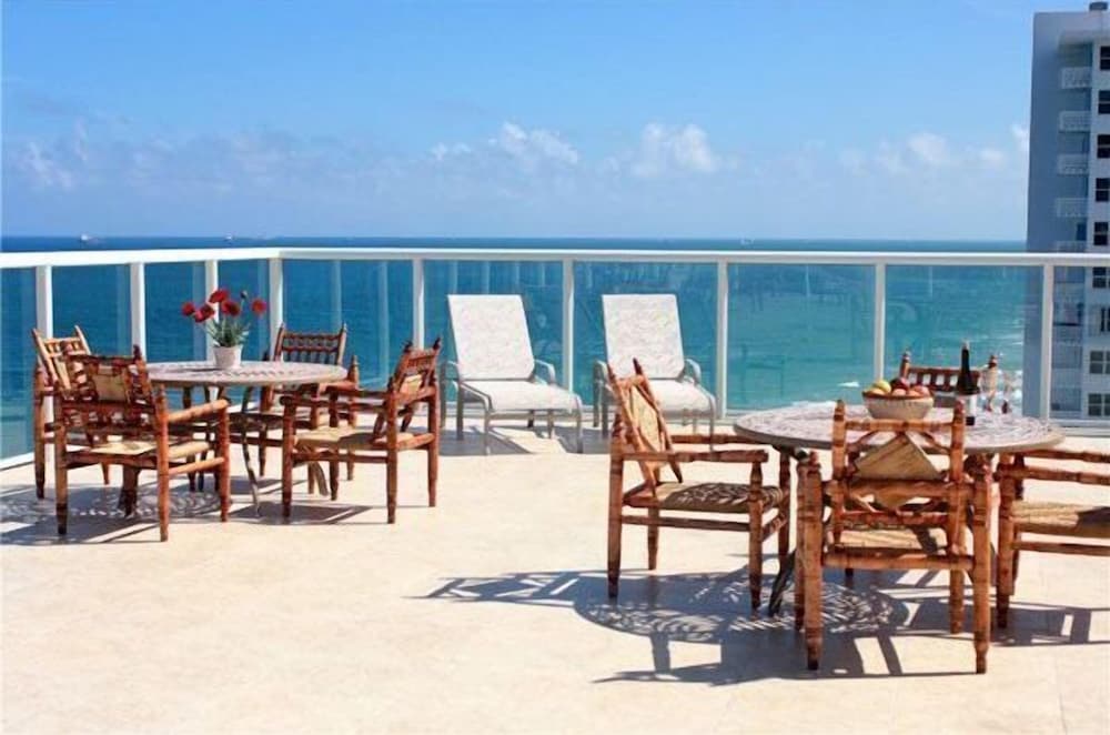 Ocean Manor Beach Hotel — Restaurant & bars in Fort Lauderdale, Florida