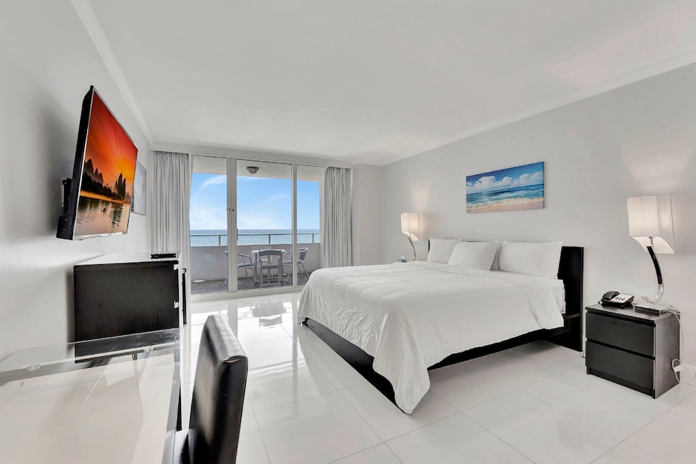 Ocean Manor Beach Hotel — Hotel rooms in Fort Lauderdale, Florida