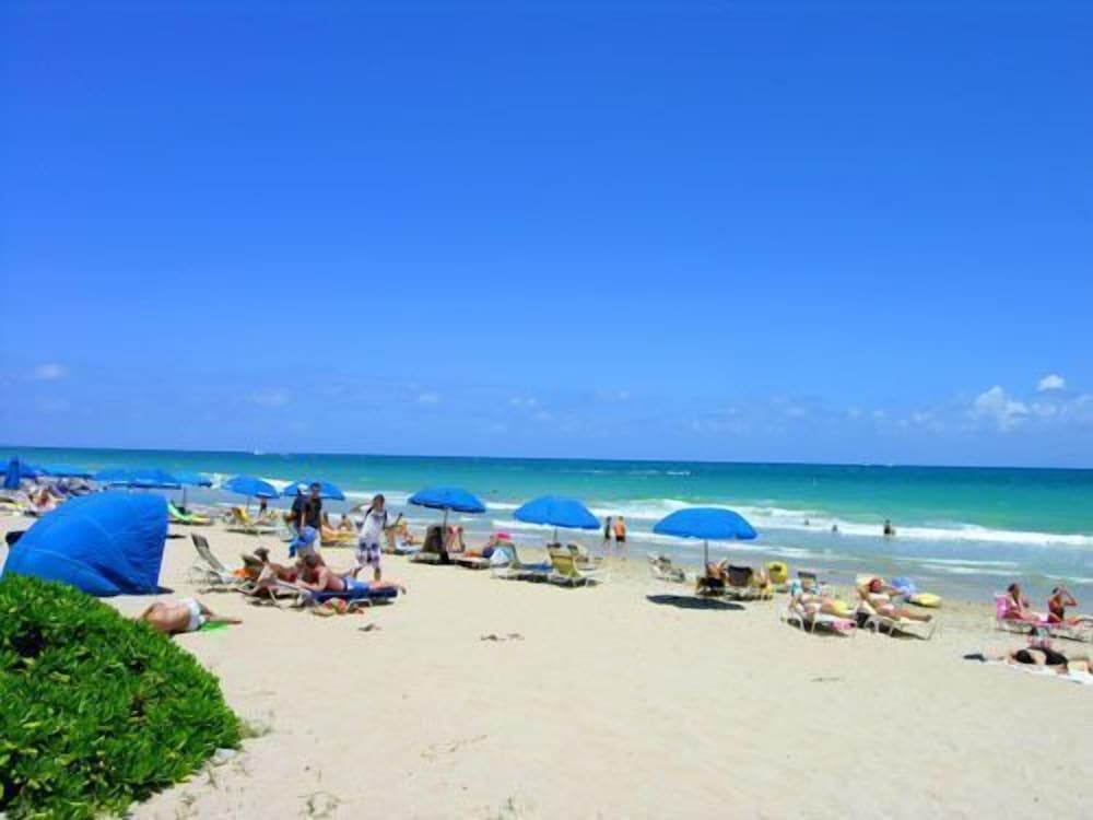 Ocean Manor Beach Hotel — Beach in Fort Lauderdale, Florida