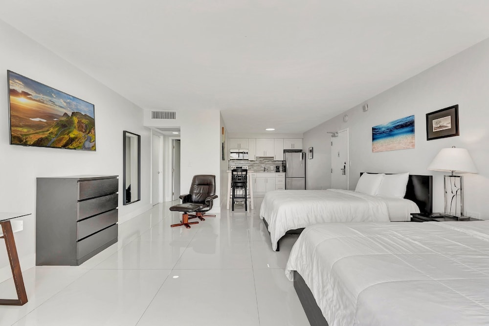 Ocean Manor Beach Hotel — Hotel rooms in Fort Lauderdale, Florida