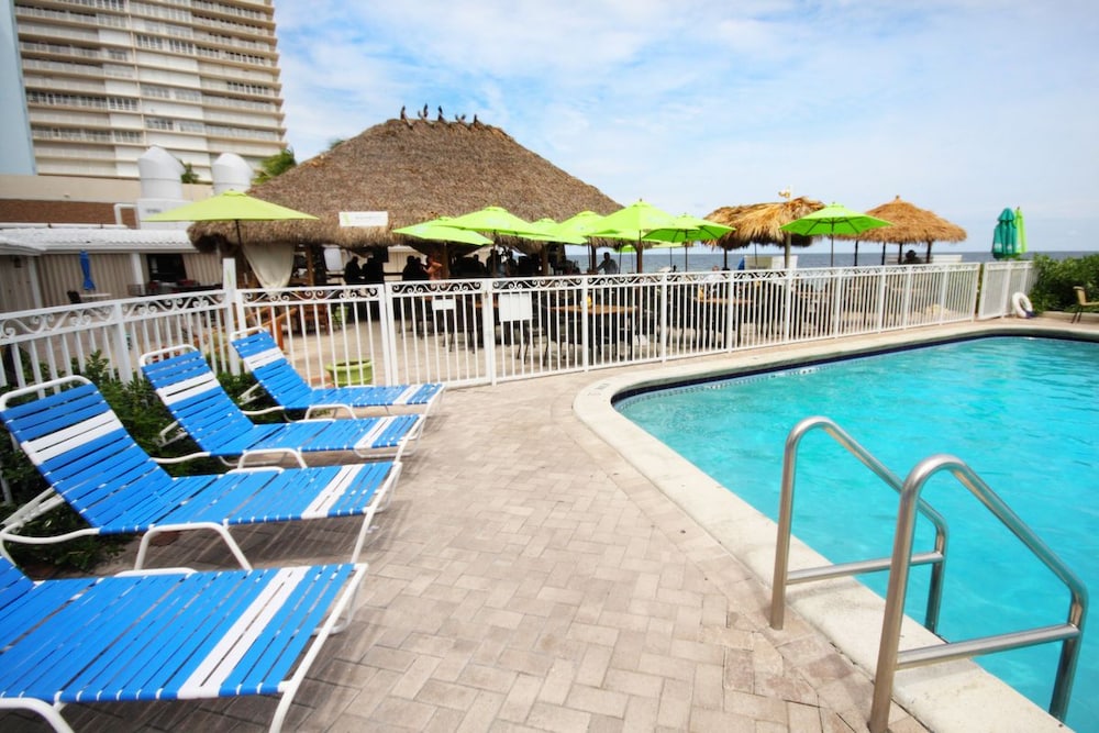 Ocean Manor Beach Hotel — Swimming pool in Fort Lauderdale, Florida