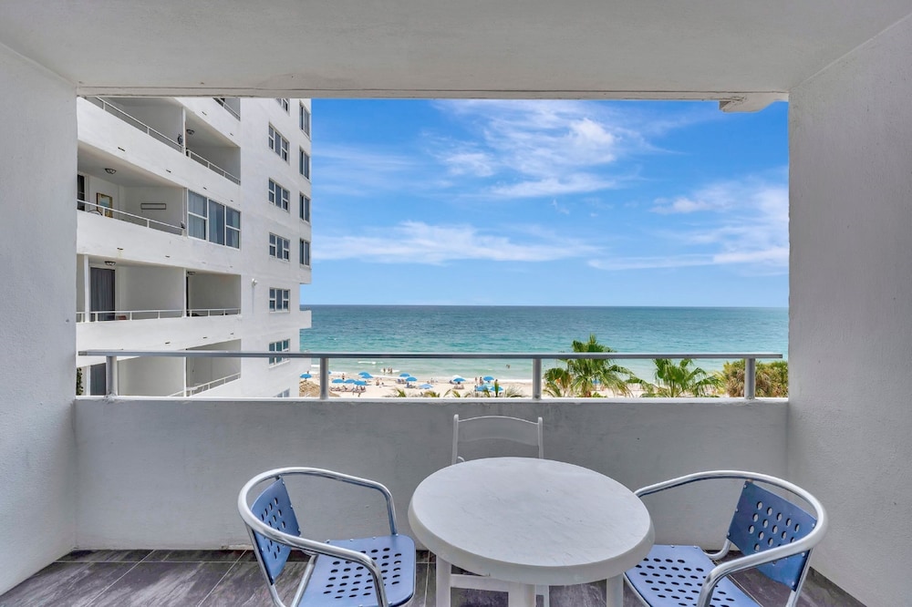 Ocean Manor Beach Hotel — Hotel rooms in Fort Lauderdale, Florida