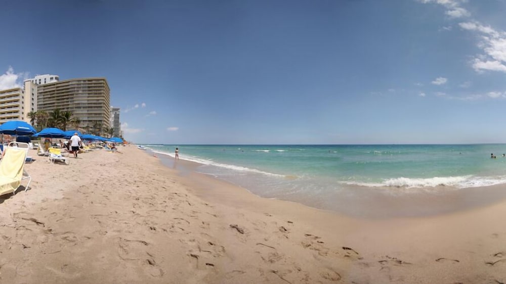 Ocean Manor Beach Hotel — Beach in Fort Lauderdale, Florida