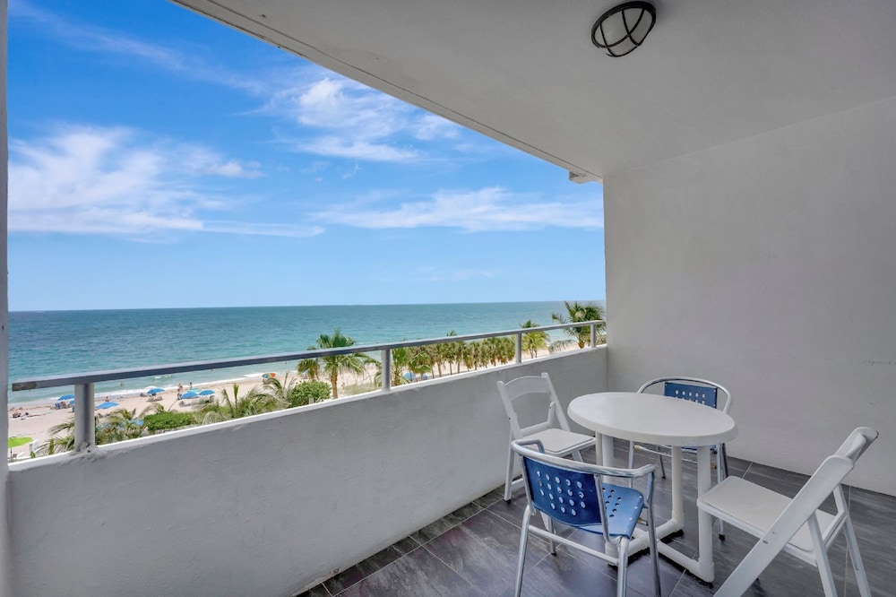 Ocean Manor Beach Hotel — Hotel rooms in Fort Lauderdale, Florida