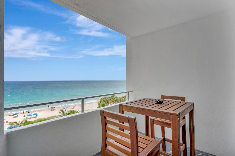 Ocean Manor Beach Hotel — Beach in Fort Lauderdale, Florida