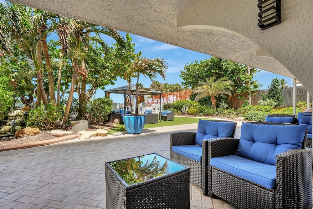 Ocean Manor Beach Hotel — Swimming pool in Fort Lauderdale, Florida