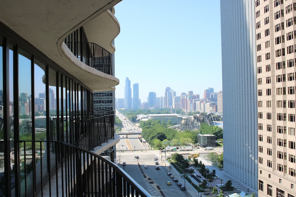 Radisson Blu Aqua Hotel Chicago — Hotel rooms in Chicago, Illinois