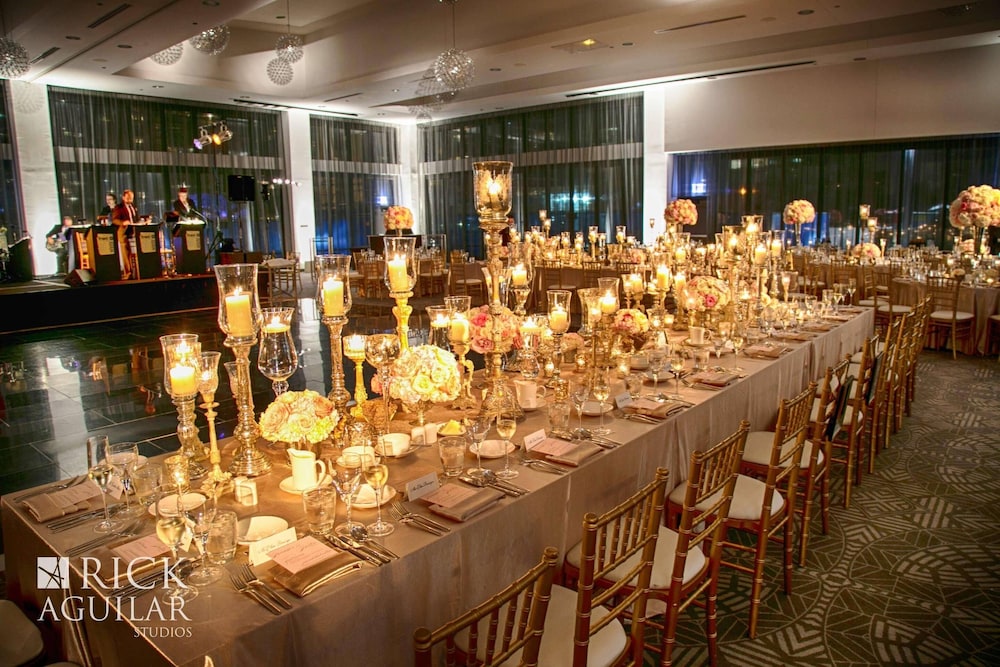 Radisson Blu Aqua Hotel Chicago — Restaurant & bars in Chicago, Illinois